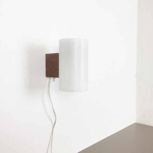 Lámpara de pared vintage de acrílico blanco de Uno y Östen Kristiansson para Luxus, Suecia 1960