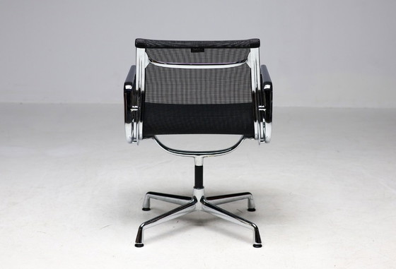 Image 1 of ENSEMBLE DE QUATRE CHAISES PIVOTANTES EMBLÉMATIQUES EA108 EAMES « ALUMINUM GROUP » DE VITRA, EN NOIR