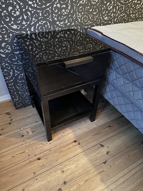 Image 1 of 2 mesitas de noche de la colección JNL – Negro brillante – Diseño de lujo