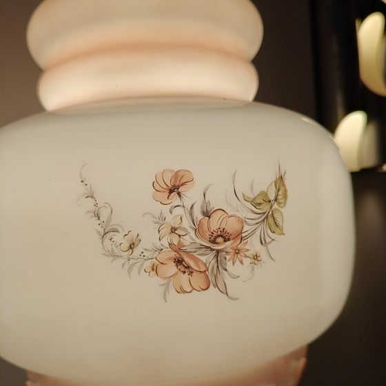 Image 1 of Lampada a sospensione vintage belga in vetro opalino con decorazioni floreali – Plafoniera in vetro rosa latte