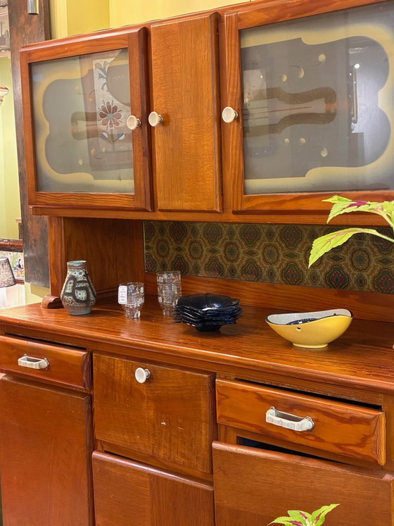 Credenza Doppia Vintage Art Déco / Popolare in Legno Chiaro – Ante in Vetro Inciso e Ampia Capacità (photo 9 of 9)