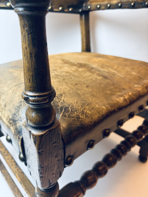 Image 1 of 🪑 Vintage eikenhouten armstoel met origineel leren bekleding (1920–1950)