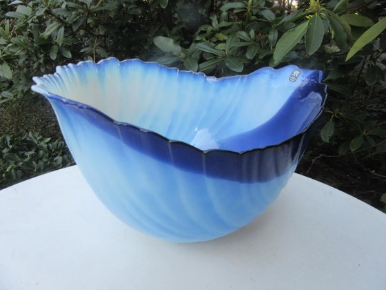 Image 1 of Coupe à fruits en verre bleu splendide de Mats JONASSON avec étiquette d'origine, design inhabituel, très lourde,