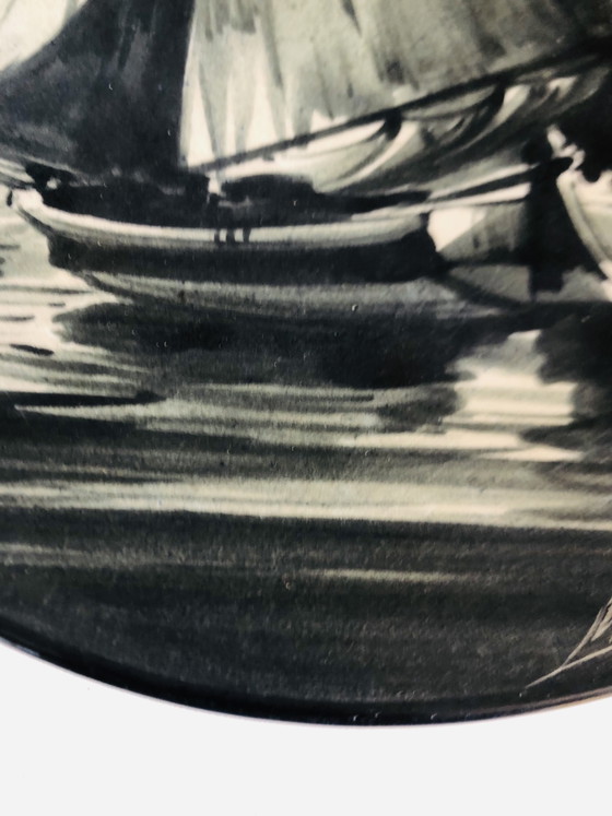 Image 1 of Plat en céramique au décor de marine en grisaille à main levée 