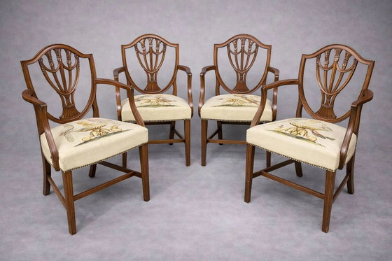 Set di quattro poltrone in stile Sheraton. In legno massello di noce. (photo 8 of 8)