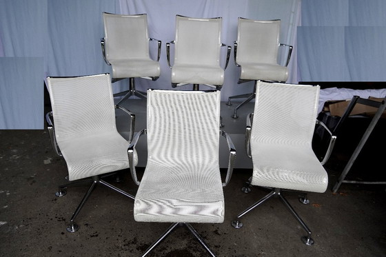 Image 1 of Wit stoeltje:Alias model 437, zelfstellende draaistoel met armleuningen en een viersteronderstelt met glijders.