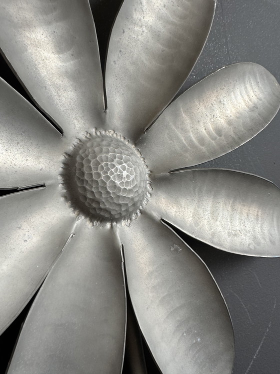 Image 1 of Fleur murale étains du Dauphin années 70