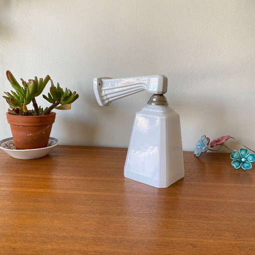 Aplique de pared de cerámica Art Déco con cuello de cisne y cristal opalino