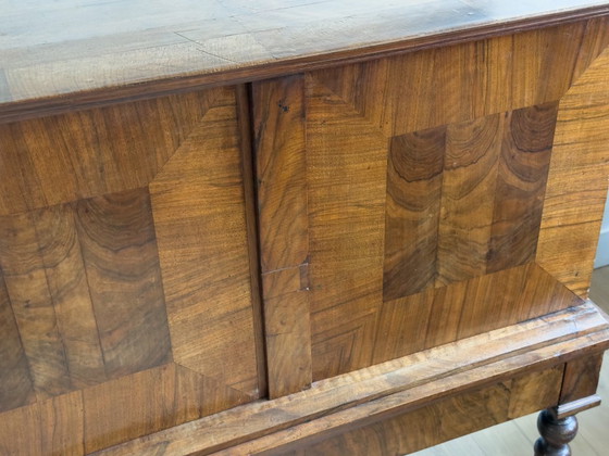 Image 1 of Elegante gabinete con patas en cruz de nogal del siglo XVII