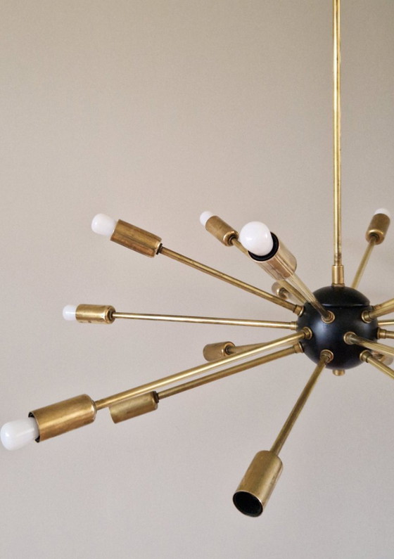 Image 1 of Lustre vintage de style Stilnovo, design italien du milieu du XXe siècle, années 1960, en laiton