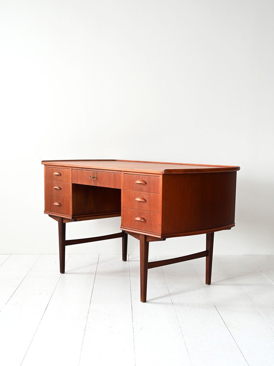 Image 1 of Bureau vintage danois en teck avec étagère