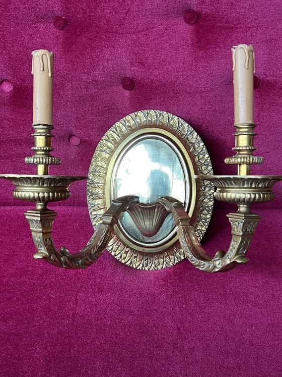 Een paar massief vergulde bronzen wandlampen in Lodewijk XVI-stijl. (photo 3 of 8)