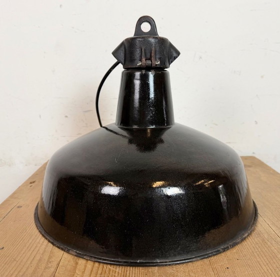 Image 1 of Industriële zwarte geëmailleerde fabriekslamp met gietijzeren bovenkant, jaren 50