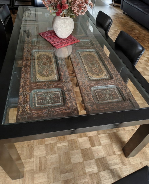 Einzigartiger monumentaler Esstisch (240x120) mit antiken handgeschnitzten afrikanischen Türen und 12mm gehärtetem Glas