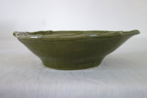 Image 1 of Saladekom + 6 vintage aardewerken kommen uit de jaren 70 in artisjokgroene kleur