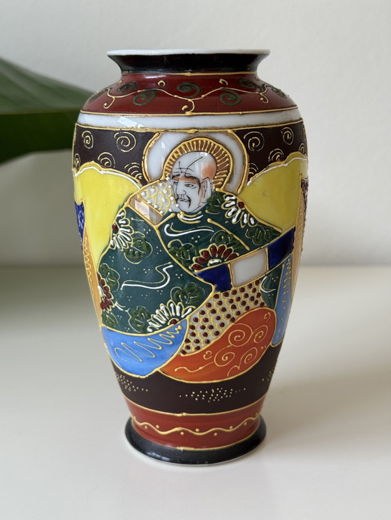 Image 1 of Vase ancien japonais de style Satsuma - avec accents dorés et décor de Geisha