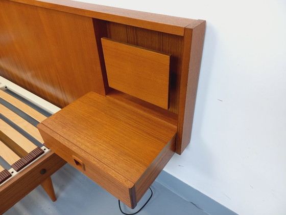 Image 1 of Lit double vintage style scandinave en teck des années 60 avec chevets lumineux intégrés et sommier