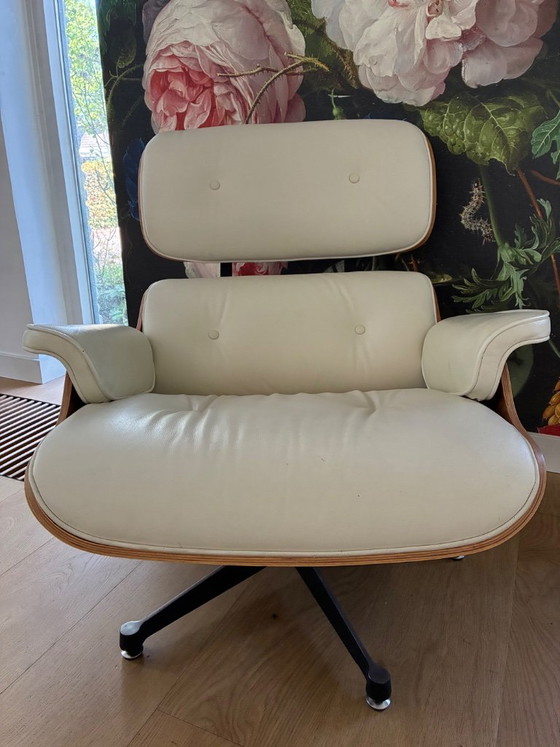 Serious Replica - Vitra Eames Lounge Chair And Ottoman Walnut - White Leather – Furnicons (photo 2 of 5)