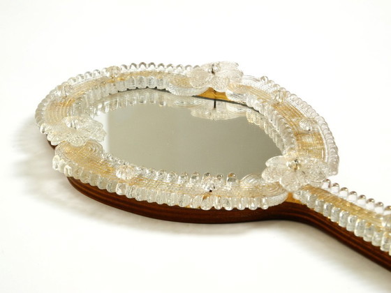 Image 1 of Magnifique miroir à main ou mural vénitien Mid Century Modern avec rosaces en verre de Murano. Fabriqué en Italie.