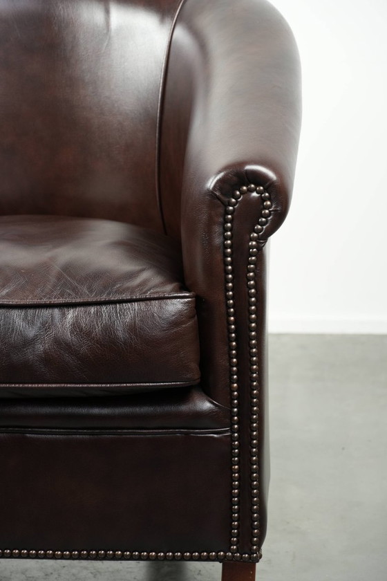 Image 1 of Donkere rundleren clubfauteuil met een tijdloos en stijlvol design in Engelse stijl