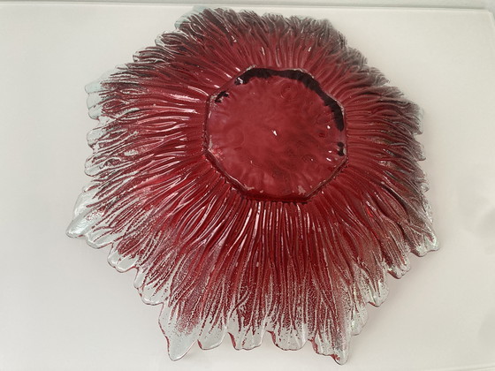 Image 1 of Classico di metà secolo: ciotola a forma di foglia in vetro con centro rosso