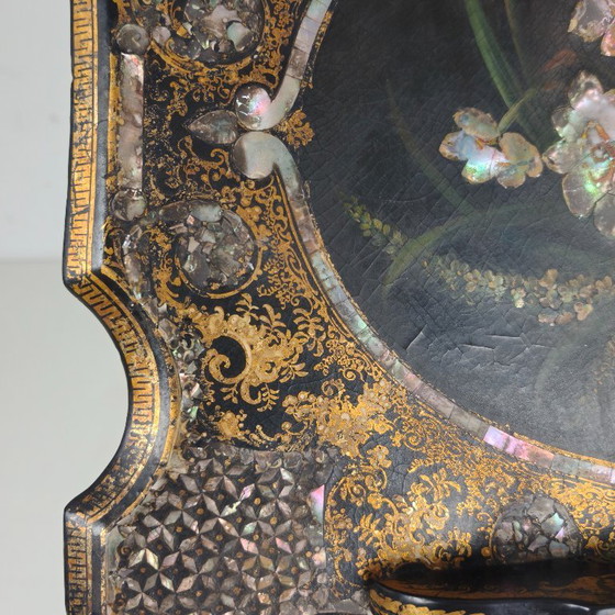 Image 1 of Atril francés antiguo de papel maché lacado con incrustaciones de nácar, ca. 1880.