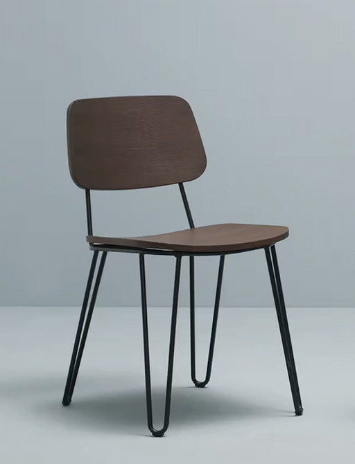 8 sillas Go In Yago (madera de arce con estructura de acero con recubrimiento de polvo negro)