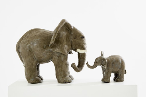 Ensemble de deux sculptures d'éléphants de Valérie Courtet Grès émaillé Circa 2010