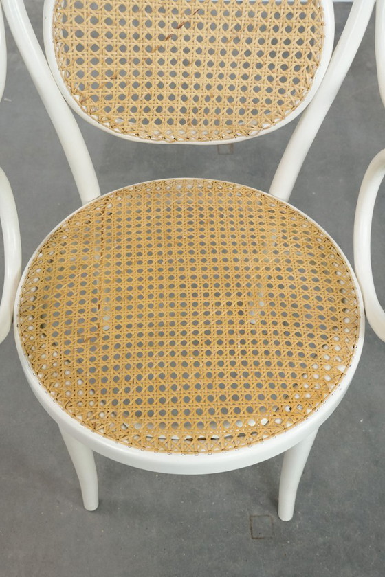 Image 1 of Sedia da bistrot bianca vintage con braccioli in stile Thonet