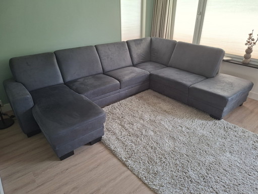Sofá en forma de U con función de cama.