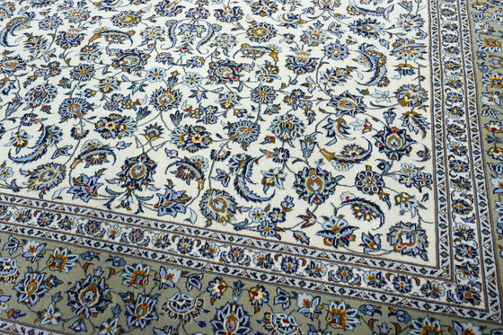Image 1 of Tappeto orientale Kashan annodato a mano – 404 x 306 cm – Nobile splendore classico