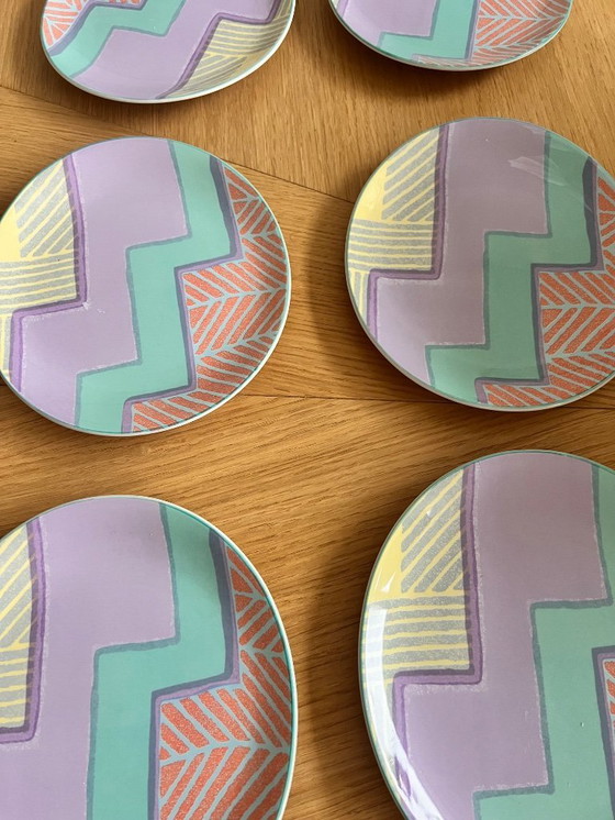 Image 1 of 6 Frühstücksteller im Memphis-Stil, pastellfarben, Art déco