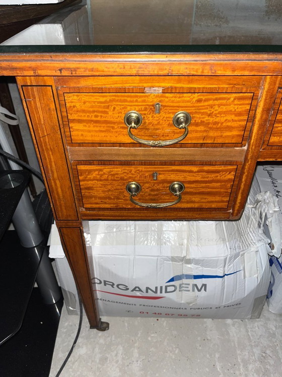 Image 1 of Maple & Co Prachtig Edwardiaans bureau van satijnhout met kruisbanden van walnoothout