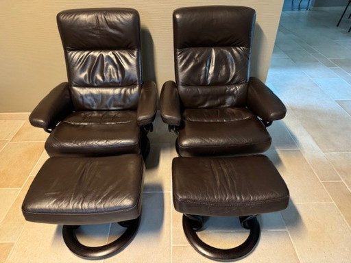 Due graziose poltrone antistress con poggiapiedi.