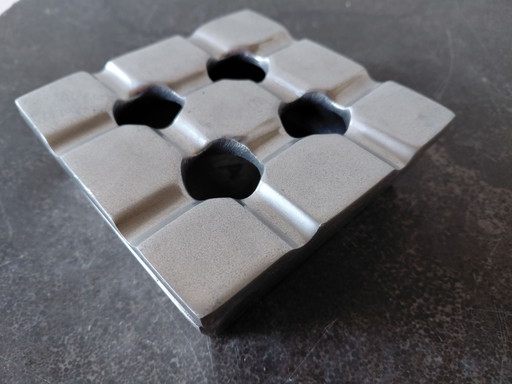 Cendrier brutaliste en aluminium / cendrier grille