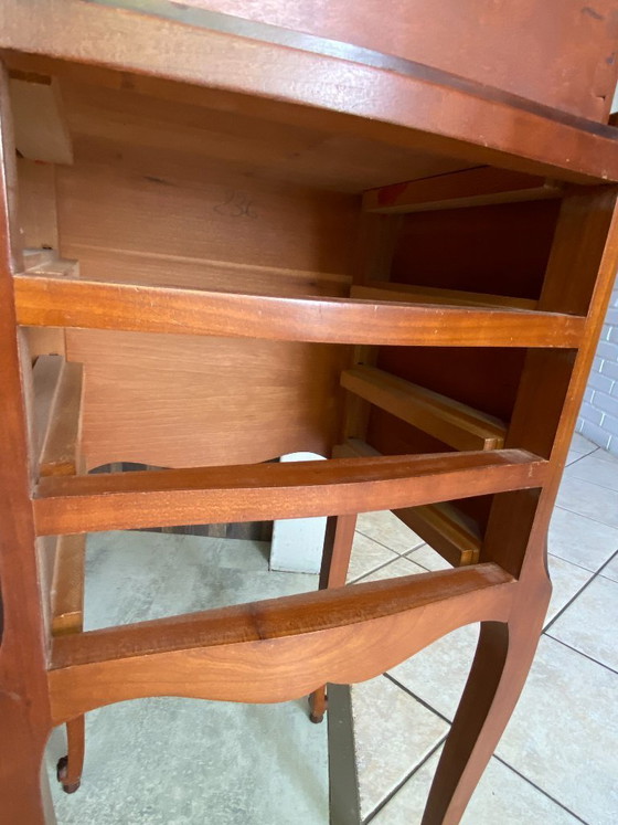 Image 1 of Zwei Nachttische im Stil Louis XV mit Schubladen und einer Nische