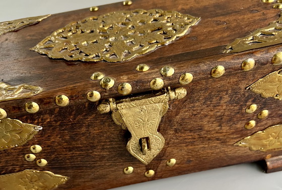 Image 1 of Handgemaakte houten doos met messing beslag – decoratief vintage stuk