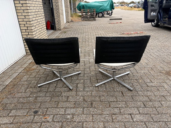 Sillones giratorios Hülsta (Hulsta) (2) de polipiel blanca con base cromada. – Skai, Metal (photo 2 of 5)