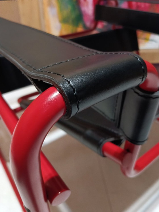 Image 1 of Bolso Knoll Wassily B3 rojo mate, nuevo-usado, en piel negra, de Marcel Breuer.