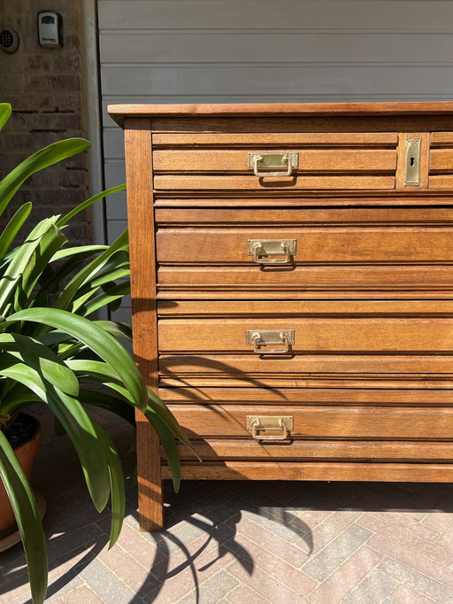Magnifique commode Art Déco - Armoire Vintage en chêne avec de belles poignées en laiton