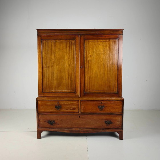 Image 1 of Armoire à linge anglaise en acajou du début du XIXe siècle, vers 1820-1840.