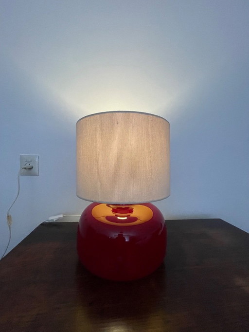 Lampada da tavolo IKEA modello B0211, design anni '90. Base in vetro rosso con paralume in tessuto.
