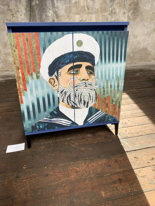 Armoire vintage recyclée avec des reproductions d'art de Sailor