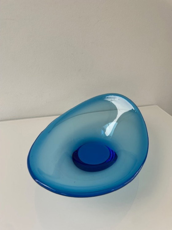 Image 1 of Cuenco de vidrio azul soplado a mano con diseño