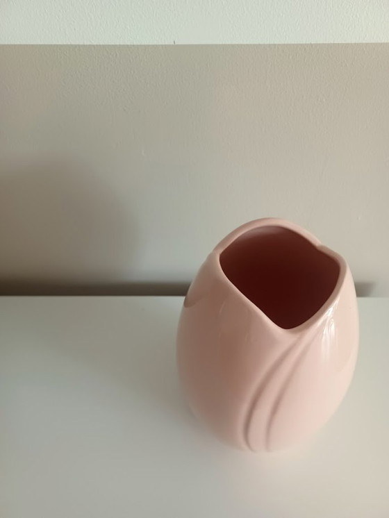 Image 1 of Zalmroze tulpvormige vaas – Art Deco Revival uit de jaren ’80