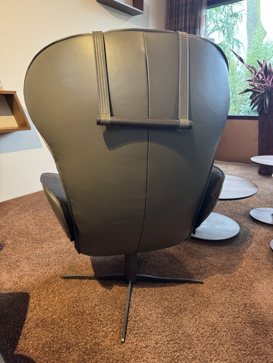 Image 1 of Jori relaxfauteuil Daydreamer Reclining Chair mono-move medi, buitenzijde en armen in leder Lipano Oliva, binnenzijde binnenzijd