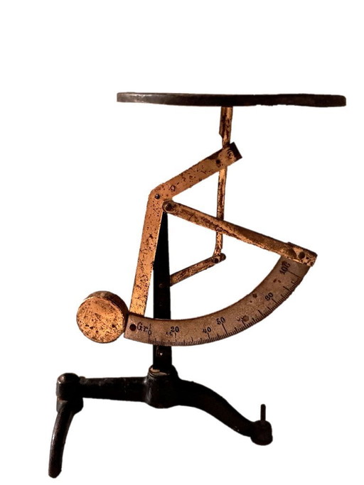 Messing-Buchstabenwaage auf Ständer, Ende des 19. Jahrhunderts, 16 x 12 cm – decoratieve objecten, Cast Iron, Brass