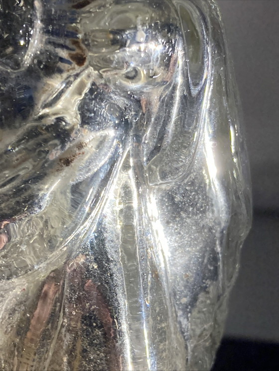 Image 1 of Statuetta in vetro eglomizzato raffigurante Cristo che regge il Sacro Cuore, XIX secolo