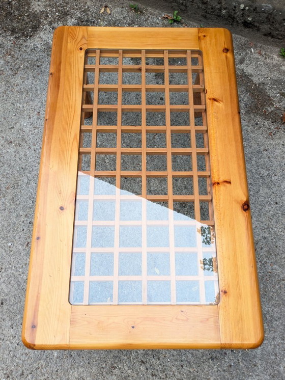 Image 1 of Opengewerkte salontafel van grenenhout en glas, Frankrijk, 1980