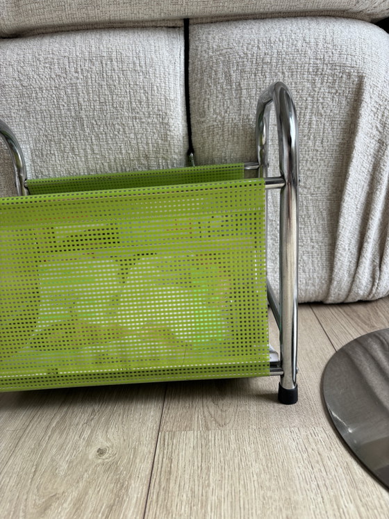 Retro Zeitungsständer Limettengrün/Silber – Metal, Plastic (photo 3 of 5)